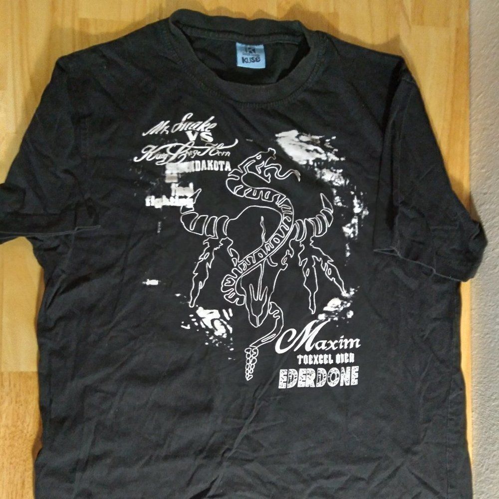 Kuse Mr. Snake Vs. King Long Horn Graphic T-Shirt